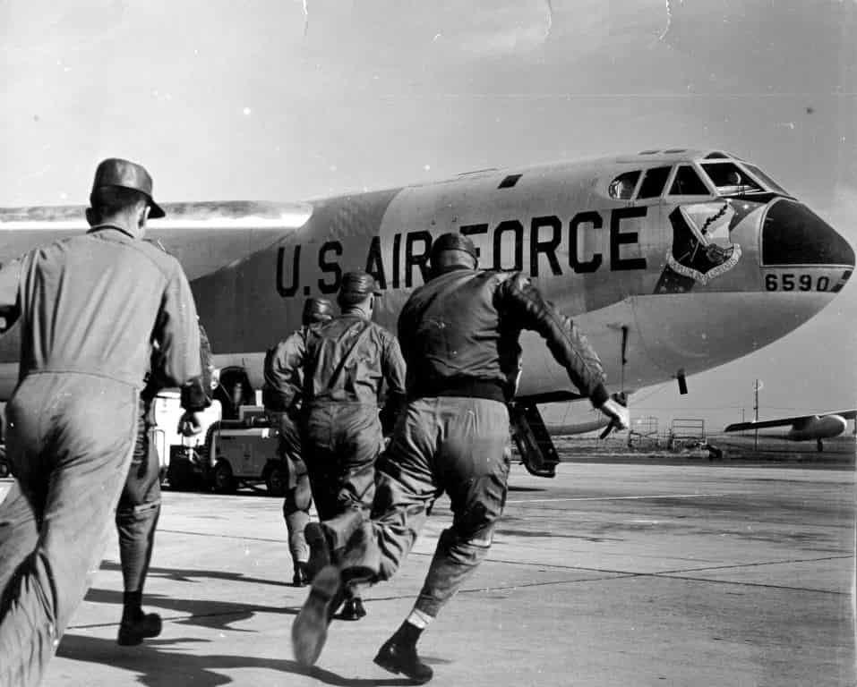 Подъем по тревоге стратегического бомбардировщика B-52D из 92-го авиакрыла на авиабазе Фэрчайлд в штате Вашингтон – 1961 год. Обычный эпизод холодной войны <br />Самолет B-52D-70-BO